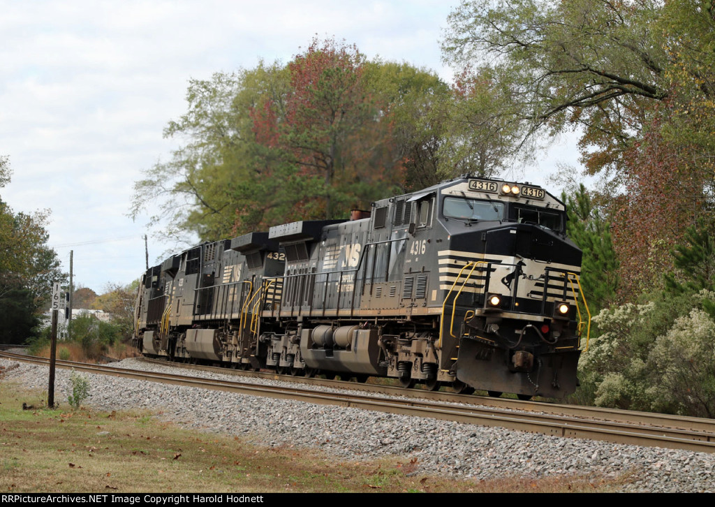 NS 4316 leads train 350-16 